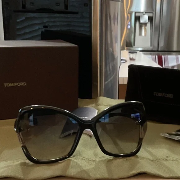 Tom Ford Astrid Oversized Dark Sunglasses ,61mm  display picture 3